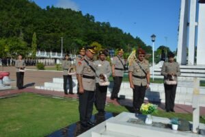 Ziarah Rombongan dan Tabur Bunga di TMP Kesuma Trikora Waena, Polda Papua Peringati Hari Bhayangkara ke-79