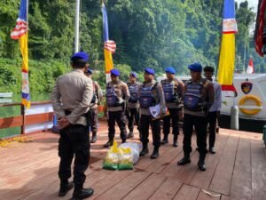 Peduli Nelayan, Polres Fakfak Salurkan Bansos ke Pulau Panjang di Momen Hari Bhayangkara