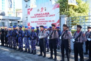 Wakapolda Papua Pimpin Upacara Tabur Bunga di Laut dalam Rangka Hari Bhayangkara ke-79