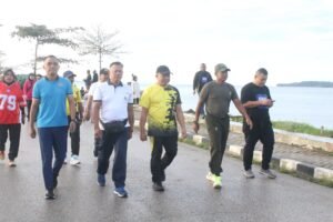 Polres Fakfak Gelar Jalan Santai Dan Olahraga Bersama Dalam Rangka Hari Bhayangkara Ke-79