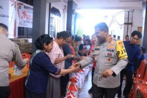 Kapolda Papua Dan Bhayangkari Gelar Bakti Sosial dan Religi di Gereja GKI Immanuel APO