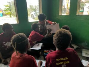 Hadirkan Semangat Belajar Membaca dan Berhitung Dalam Polisi Pi Ajar  Papua – Polri terus berkomitmen meningkatkan kualitas pendidikan yang rutin dilaksanakan melalui Program Polisi Pi Ajar. Hal inilah yang dilakukan jajaran anggota Polisi di Kabupaten Yahukimo, Papua Pegunungan dengan mengajarkan anak-anak binaannya di jalan Sosial Distrik Dekai Kabupaten Yahukimo, Selasa (24/6/25).  Anak-anak yang mengikuti kegiatan belajar berhitung dalam Program Polisi Pi Ajar di Yahukimo. Tampak sangat bersemangat dan antusias ketika Anggota Subsatgas Si Ipar tiba di lokasi yang biasa digunakan untuk kegiatan belajar mengajar.  Materi berhitung disampaikan secara kreatif melalui permainan, lagu, dan kuis interaktif yang membuat anak-anak lebih mudah memahami konsep angka dan operasi matematika sederhana.  “Kami ingin anak-anak merasa bahwa belajar itu menyenangkan, bukan menakutkan,” ujar Kasubsatgas Si-Ipar IPDA Kaleb Otniel Deda  Salah satu Orang tua dari anak-anak tersebut, menyampaikan terima kasih atas Pelayanan Polres Yahukimo, yang tidak hanya menjaga keamanan, tetapi juga membantu peningkatan kualitas pendidikan anak-anak di wilayah mereka.  Satgas SI-IPAR berkomitmen untuk terus melaksanakan program-program kemasyarakatan seperti ini sebagai bentuk pengabdian kepada Masyarakat.(rd)