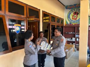 Polda Papua Dukung Program Minat Baca dengan Donasikan 50 Eksemplar Majalah