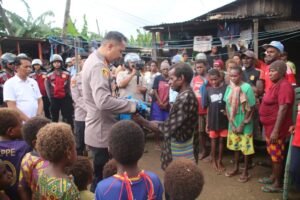 Dalam Rangka Hari Bhayangkara Ke-79, Kapolres Merauke Pimpin “Patroli Kasih”