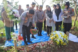 Peringati Hari Bhayangkara ke-79, Baharkam Polri Ziarah ke Makam Briptu Anumerta Ghalib