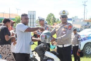 Sat Lantas Polres Manokwari Selatan Kampanyekan Keselamatan Berlalu Lintas, Bagikan Helm SNI Kepada Masyarakat