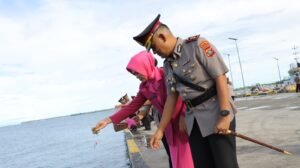 Peringati Hari Bhayangkara ke-79, Polres Kaimana Gelar Ziarah dan Tabur Bunga di Laut