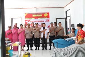 Polres Teluk Wondama laksanakan bakti kesehatan sambut hari Bhayangkara ke 79 tahun 2025