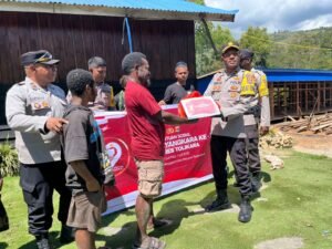 Sat Binmas Polres Tolikara Salurkan 25 Paket Sembako kepada Warga, Wujud Kepedulian Menyambut Hari Bhayangkara ke-79