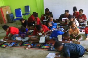 Tingkatkan Kreativitas Anak-anak di Kabupaten Yalimo, Subsatgas Si-Ipar Operasi Rasaka Cartenz Polres Yalimo Ajarkan Anak Usia Kanak-kanak Menggambar dan Mewarnai