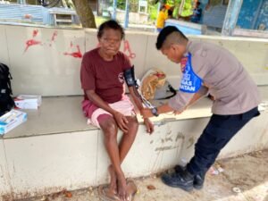 Satgas Keladi Sagu Polres Jayapura Laksanakan Pelayanan Kesehatan di Pelabuhan Yahim Sentani