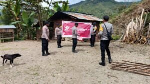 Polsek Karubaga Salurkan 25 Paket Sembako Kapolres Tolikara di Distrik Wenam