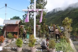 Toleransi dan Kepedulian, Polres Puncak Jaya Bersihkan Tempat Ibadah Jelang Bhayangkara ke-79
