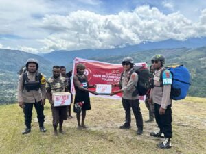 Sambut Hari Bhayangkara ke-79, Tim Paralayang Polres Tolikara Salurkan Bantuan Sembako kepada Warga Bukit Paralayang