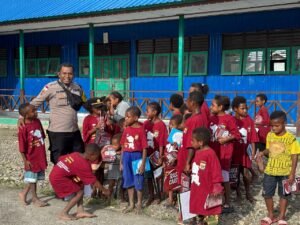 Program Si-IPAR Operasi Rasaka Cartenz 2025 Polri Hadir Berikan Kebahagiaan Bagi Anak-anak Generasi Emas Papua di Kota Oksibil Kabupaten Pegunungan Bintang