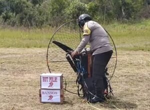 Sambut Hari Bhayangkara Yang Ke-79 : Tim Paramotor Polres Tolikara Salurkan Bantuan Sosial Berupa Sembako di 2 Distrik Kab. Tolikara