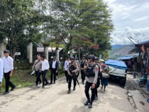 Jelang H-1 Hari Bhayangkara ke-79, Polres Tolikara Gelar Patroli Jalan Kaki dan Sapa Warga untuk Ciptakan Situasi Aman