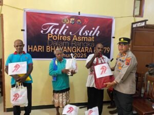 Sapa Warga Sawa Erma, Wakapolres Asmat Bawa Sembako dan Pesan Hangat