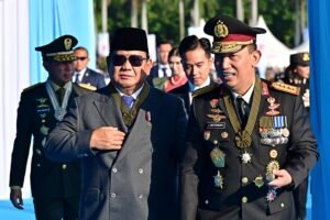 Kapolri dan Presiden Kenakan Tanda Kehormatan Bintang Bhayangkara Utama Saat Pimpin Upacara HUT Bhayangkara ke-79
