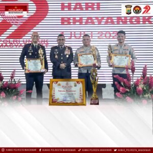 Lomba Layanan Polisi 110, Kapolresta Manokwari terima penghargaan dari Kapolda Papua Barat. 1 Juli 2025