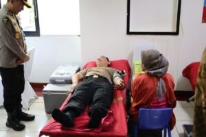 Kapolri Sebagai Peserta Donor Darah dalam Bakti Kesehatan Hari Bhayangkara ke-79 Bersama KSPSI