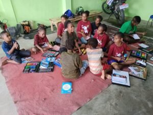 Satgas Si-Ipar Polres Yalimo Bersama Anak-anak Belajar Operasi Hitung Bersusun di Pedalaman Papua