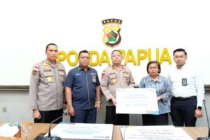 Wakapolda Papua Serahkan Santunan Risiko Kematian Khusus kepada Keluarga Personel yang Gugur