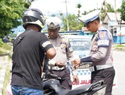 Personel Operasi Patuh Mansinam 2025 Gencarkan Sosialisasi dan Himbauan Kamtibmas kepada Pengendara