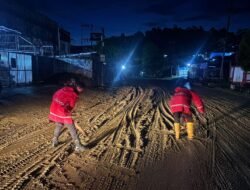 Tim Sar Regu 1 Gasum Ditsamapta Polda Papua Tanggap Bencana Bersihkan Material Longsor Dan Banjir Di Jayapura Selatan