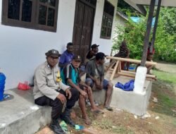 Ciptakan Kamtibmas Kondusif, Bhabinkamtibmas Kampung Manopi-Ramiki Aktif Berikan Himbauan dan Bibit Tanaman