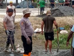 Kapolsek Bonggo dan Anggota Bantu Pembangunan Pondasi Pagar Masjid Al-Muhajirin di Kampung Kiren