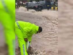 Cegah Genangan Air, Direktorat Lalu Lintas Polda Papua Bersihkan Saluran Drainase