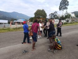 Polres Tolikara Gelar Patroli Sambang dan Serahkan Sarana Olahraga ke SMA YPPK Karubaga