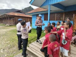 Program si-ipar operasi rasaka cartenz 2025 polres pegunungan bintang hadir mengajar membaca dan menulis kepada anak-anak penerus bangsa di kota oksibil kab. pegunungan bintang