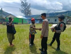 Polres Tolikara Salurkan Bantuan Sembako Kepada Warga Yang Berduka Di Desa Kogimagi