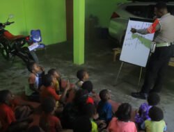 Satgas Si-Ipar Operasi Rasaka Cartenz 2025 Bantu Anak-anak di Kabupaten Yalimo Belajar Berhitung Penjumlahan