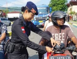 Satbrimob Polda Papua Pasang Dan Bagikan Bendera Merah Putih Ke Masyarakat