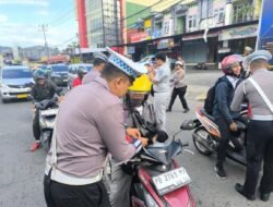 Dit Lantas Polda Papua Barat Bagikan Bendera Merah Putih, Ajak Warga Semarakkan HUT RI ke-80