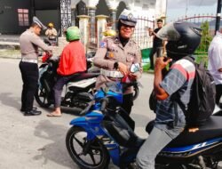 Semangat Merah Putih Menyapa Jalanan Fakfak: Polres Bagikan 300 Bendera, Ajak Warga Meriahkan HUT ke-80 RI