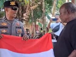 Polres Merauke Bagikan Bendera Merah Putih Sambut HUT ke-80 Kemerdekaan RI
