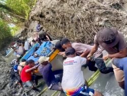Medan Sulit Tak Surutkan Semangat Polres Mamberamo Raya Amankan Kotak Suara PSU