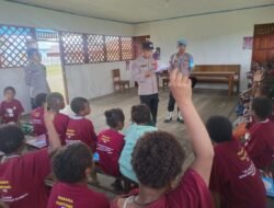 Program si-ipar operasi rasaka cartenz 2025 polres pegunungan bintang hadir tanamkan rasa kepercayaan diri dan semangat belajar kepada anak-anak di kota oksibil kab. pegunungan bintang