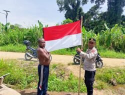 Tingkatkan Rasa Nasionalisme, Polsek Muara Tami Bagikan Bendera Merah Putih Di Perbatasan RI–PNG