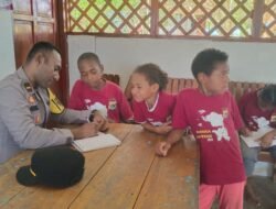 Program si-ipar operasi rasaka cartenz 2025 polres pegunungan bintang hadir mengajar membaca dan menulis kepada anak-anak di kota oksibil kab. pegunungan bintang