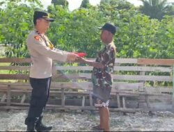 Kapolsek Pantai Timur Polda Papua Bagikan Bendera Merah Putih Kepada Masyarakat