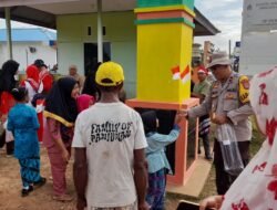 Karnaval Meriah di Jagebob, Polsek Bagikan Bendera Merah Putih untuk Anak PAUD–TK