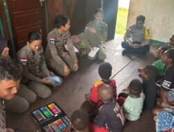 Sat Binmas Polres Nduga dan Satgas ODC Damai Cartenz Ajak Anak-anak Kampung Yunad Belajar Membaca, Menulis, dan Mewarnai