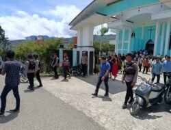 Wujudkan Kamtibmas Kondusif, Polres Tolikara Rutin Gelar Patroli Jalan Kaki di Sekitar Rumah Ibadah