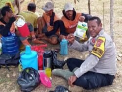 Wujudkan Ketahanan Pangan, Bhabinkamtibmas Kampung Sanggaria Tanam Jagung Bersama Petani Milenial