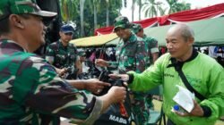 TNI Bagikan 15 Ribu Paket Sembako untuk Masyarakat di Monas